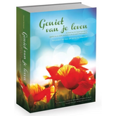 Boek met blauwe en groene cover met rode klaprozen voor Geniet van je leven